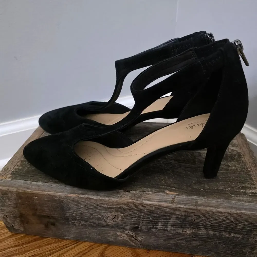 ​Clarks Artisan Black Suede T-Strap Pointed Toe Pumps Back Zip Heels Size 7.5